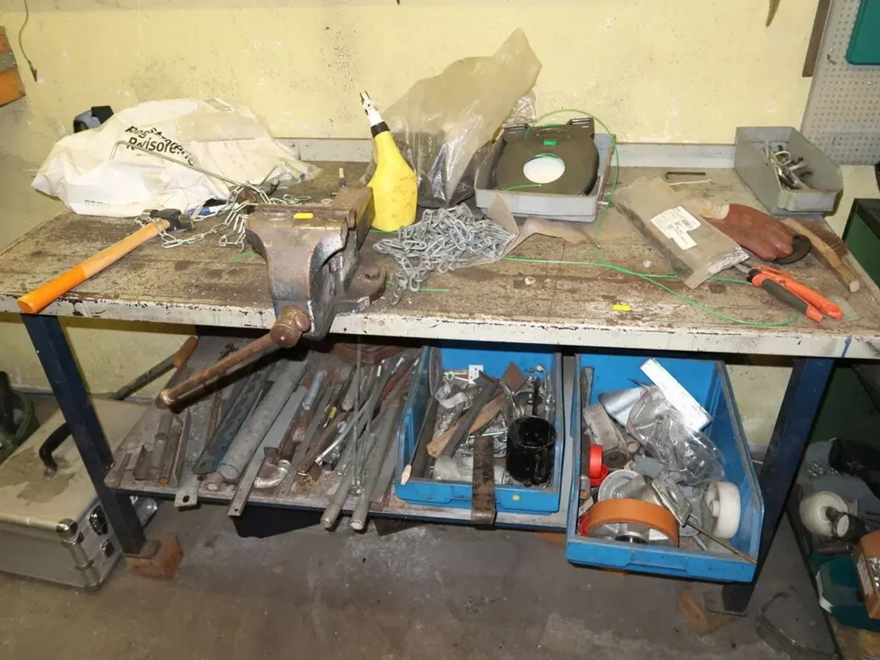Billede 7 - Arbejdsbord, reol samt værktøj