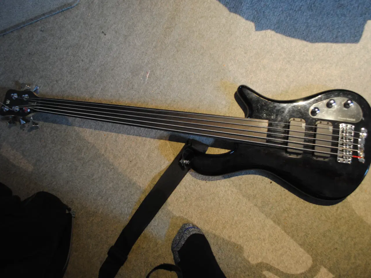 Billede 1 - 5 str. dyb, båndløs elbas mrk. Warwick. til salg.