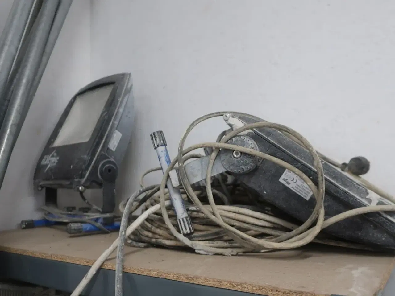 Billede 2 - Reol med div. Arbejdslamper