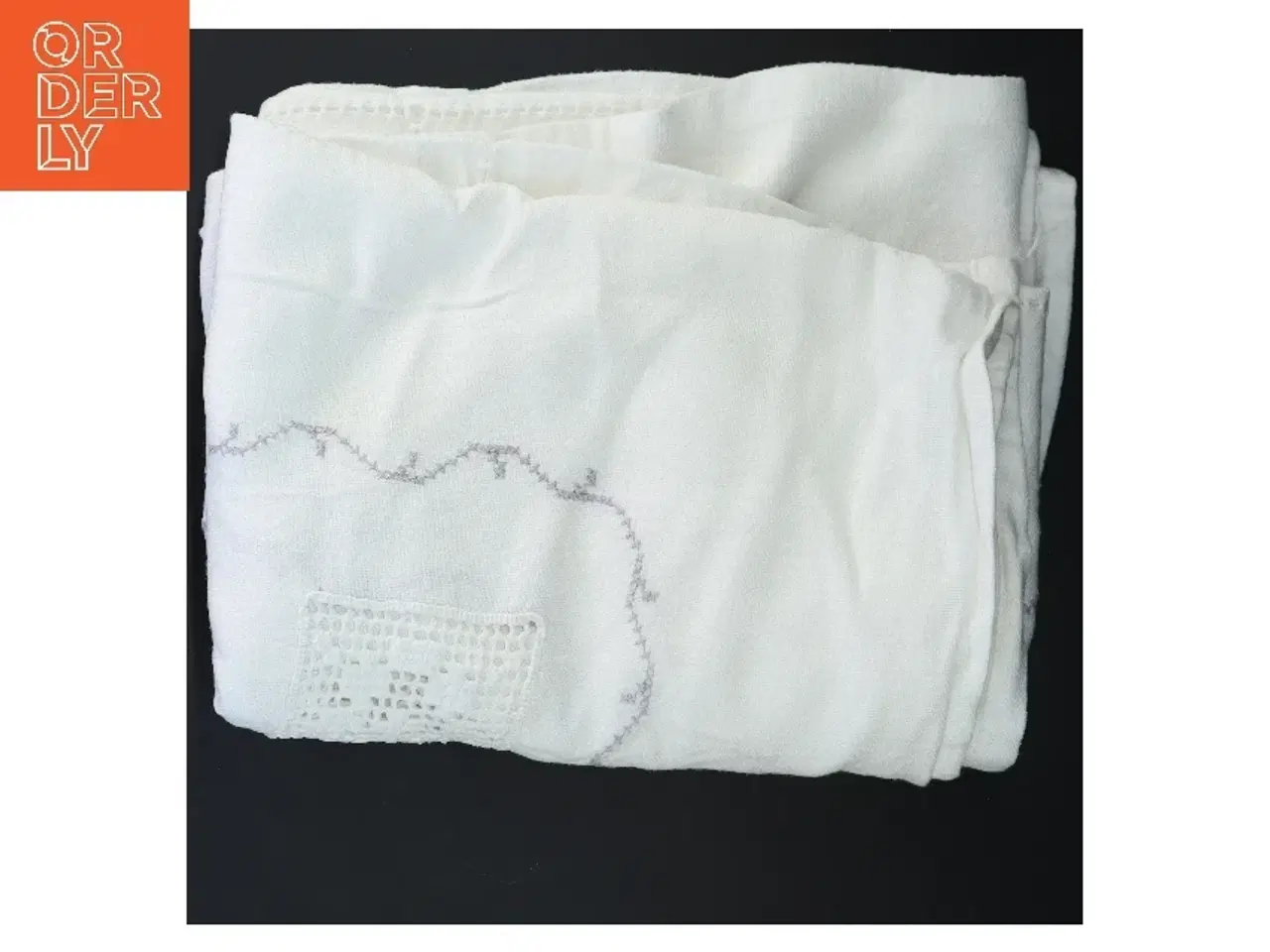 Billede 1 - Hvid dug med broderi (str. 124x144 cm)