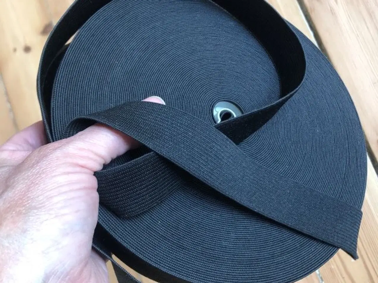 Billede 4 - Hel rulle med god, sort elastik