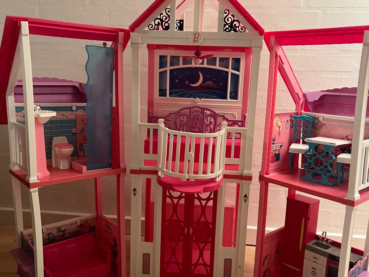 Billede 2 - Barbiehus med inventar