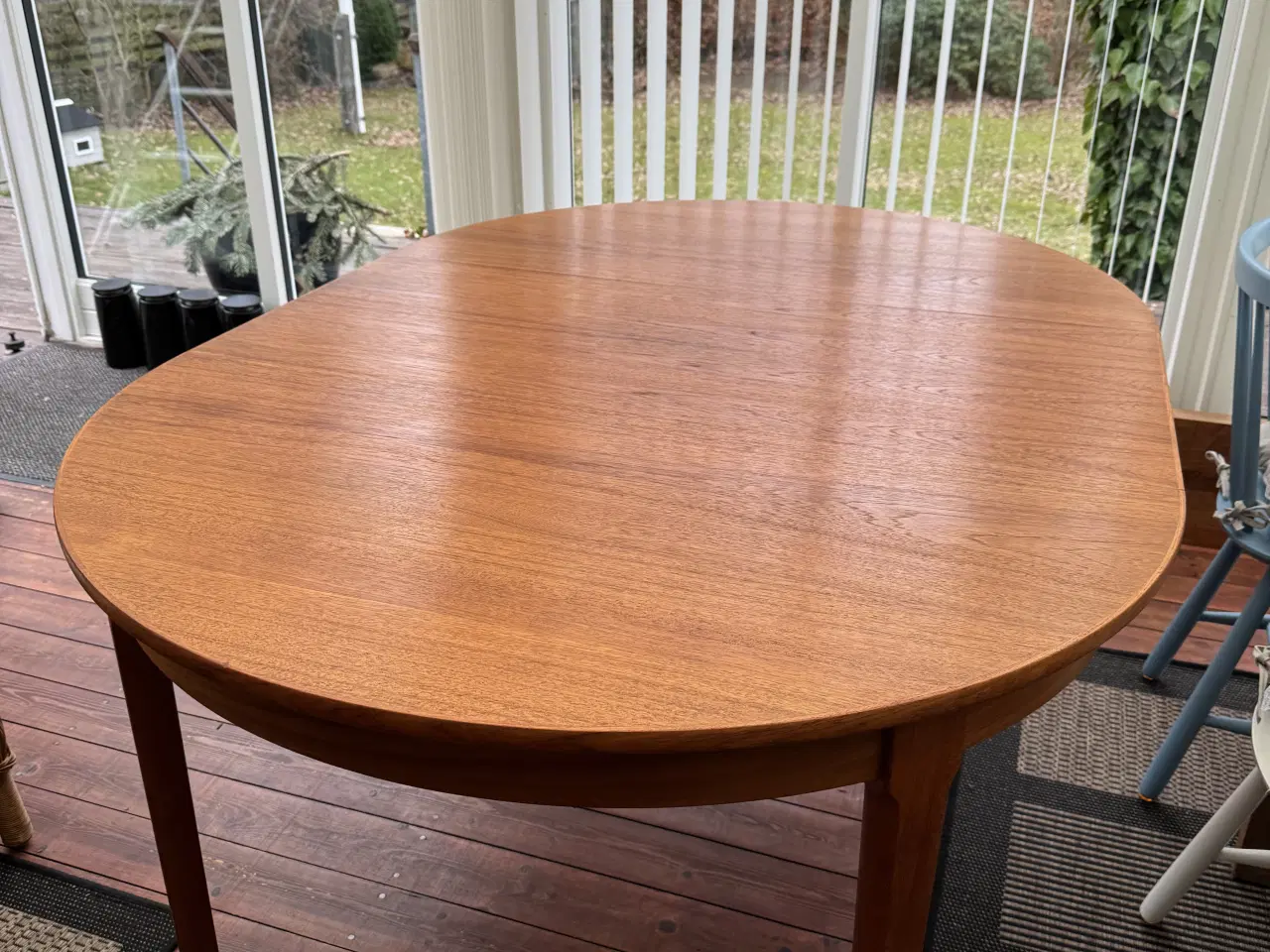 Billede 1 - Flot retro teaktræs spisebord. Rundt m/2 plader