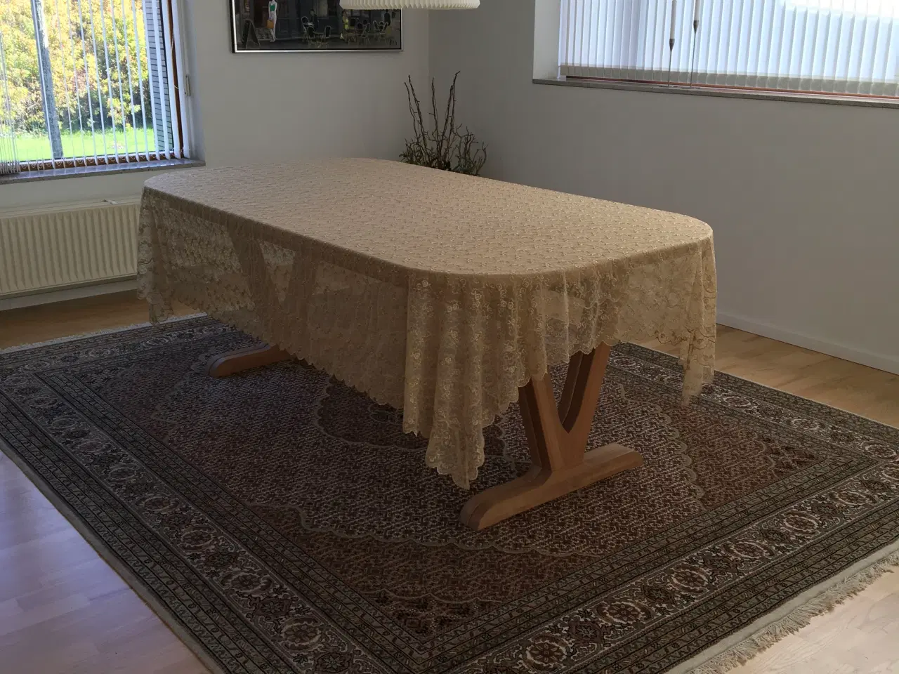 Billede 5 - Fransk håndsyet dug i broderi anglaise med bølgeka