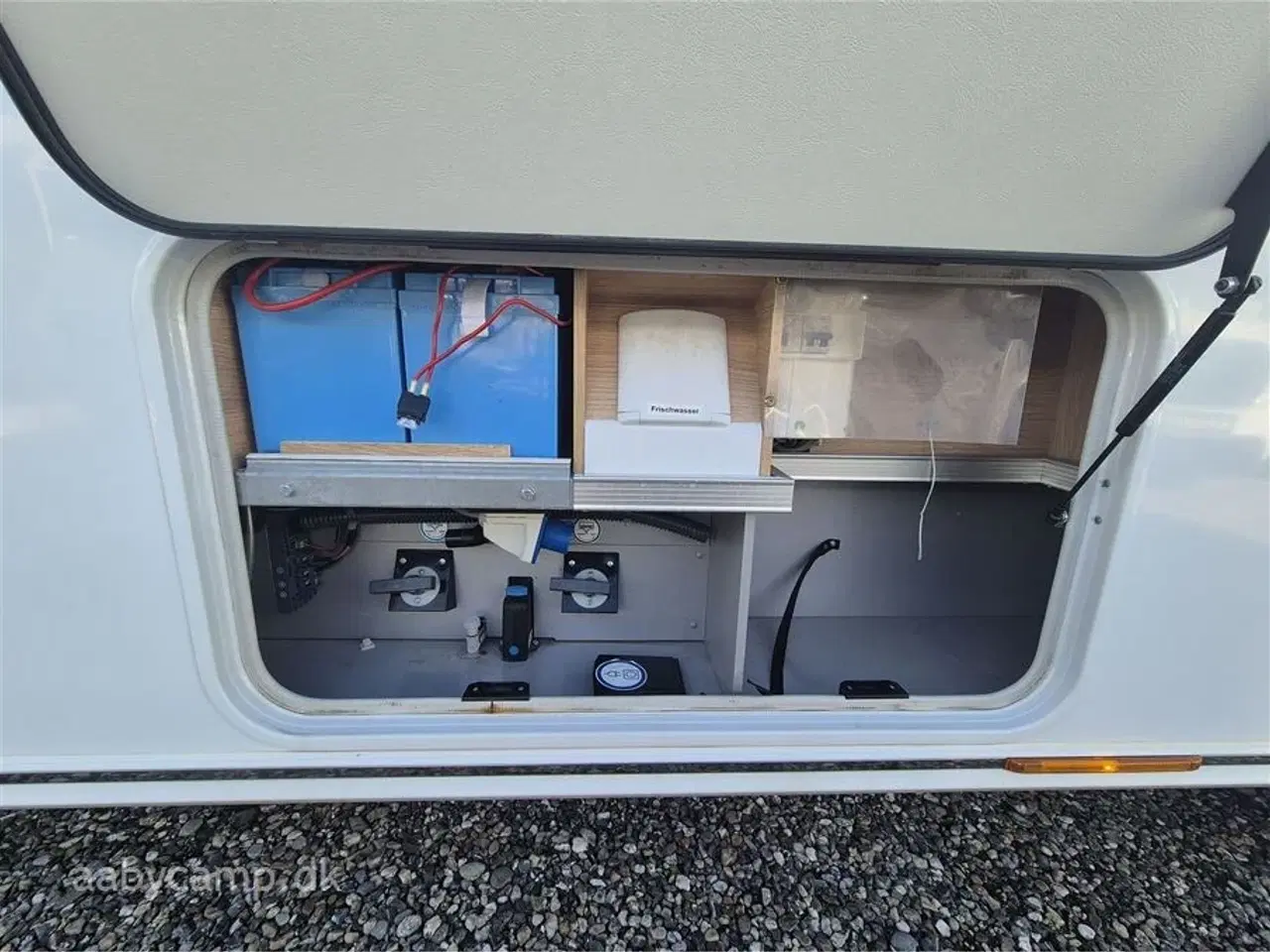 Billede 25 - 2018 - Knaus Sky I 700 LEG   Automatgear. markise. 2x batterier. 2x solceller. Dometic A/C. Elektrisk indgangstrin. Dellæder.