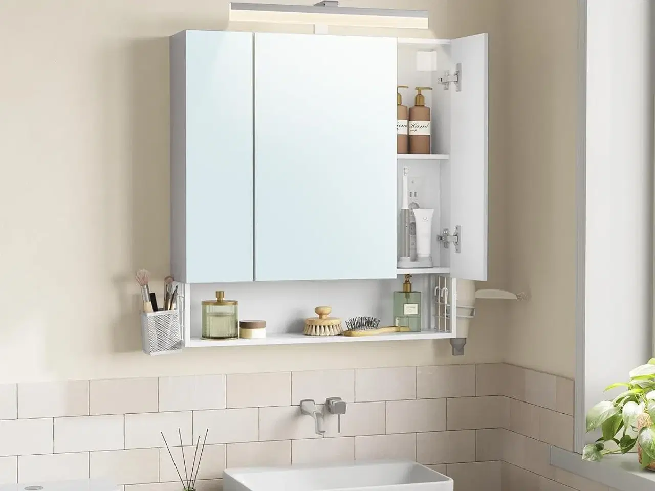 Billede 2 - Spejlskab med 3 låger – vægskab med stikkontakter, USB, hængebakke og føntørrer-holder, 70 × 75 × 16,5 cm – cloud hvid