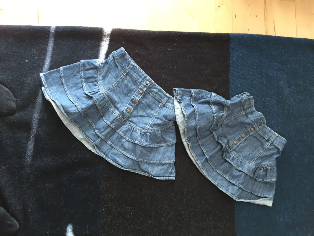 Billede 1 - To nederdele sælges