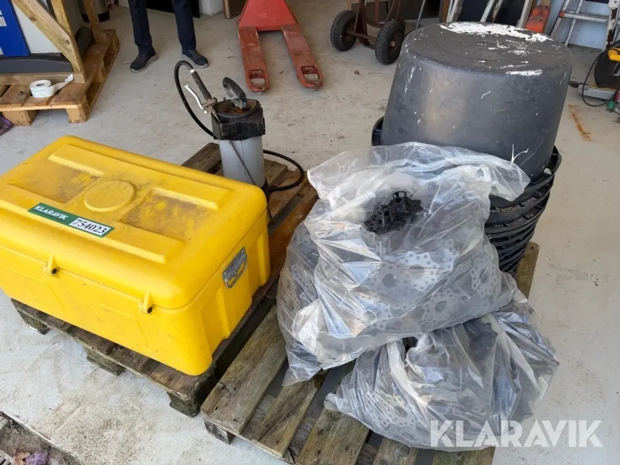 Billede 2 - Blandet lot 14 murebaljer, sprøjte, opklodsning til jernarmering og kasse