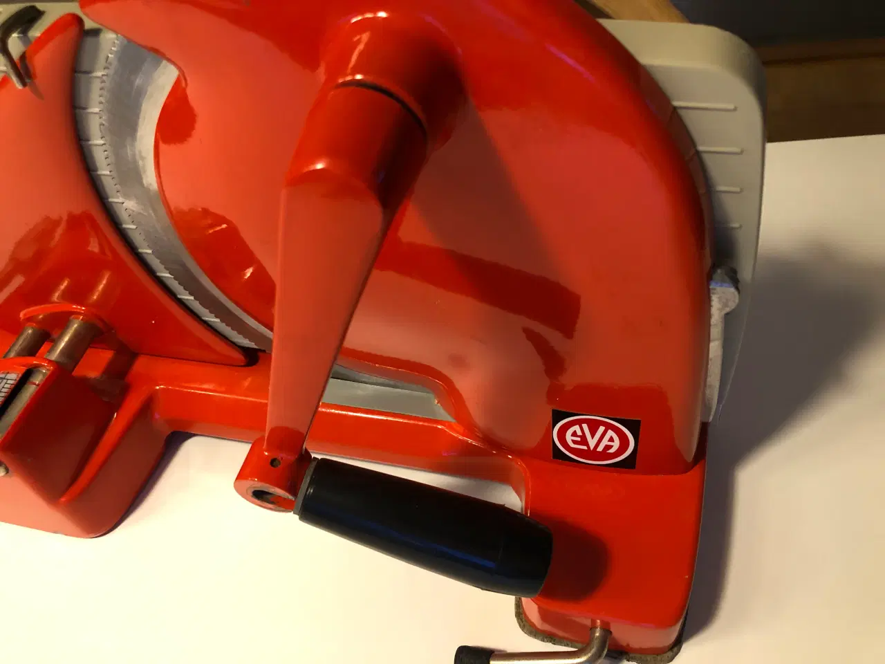 Billede 4 - EVA Brødskærer i rød med grå side