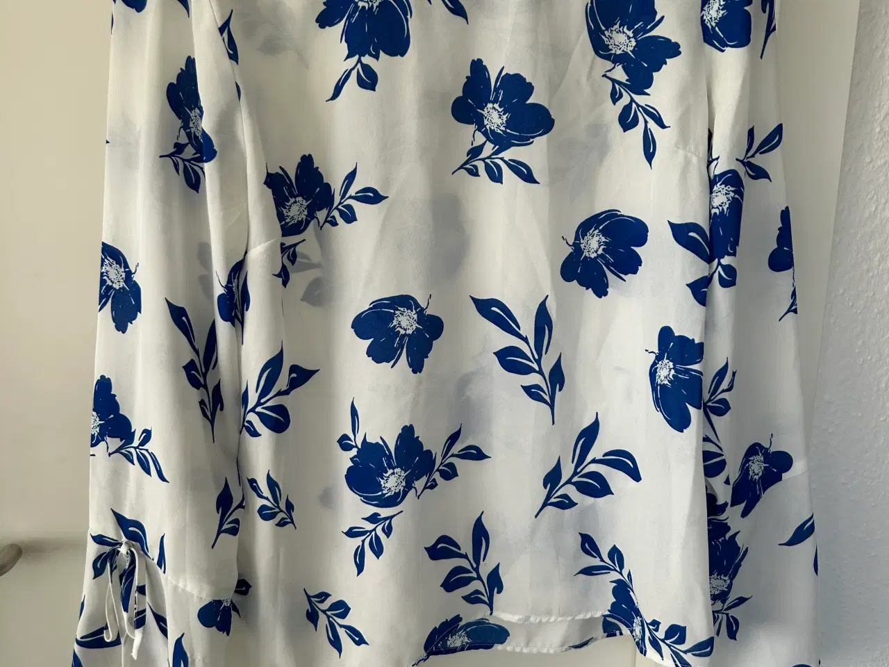 Billede 1 - Bluse med blå blomster. 