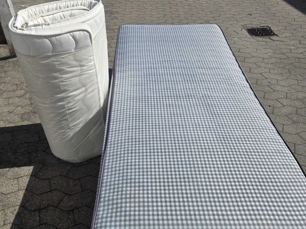 Billede 1 - Boxmadras gives væk! 