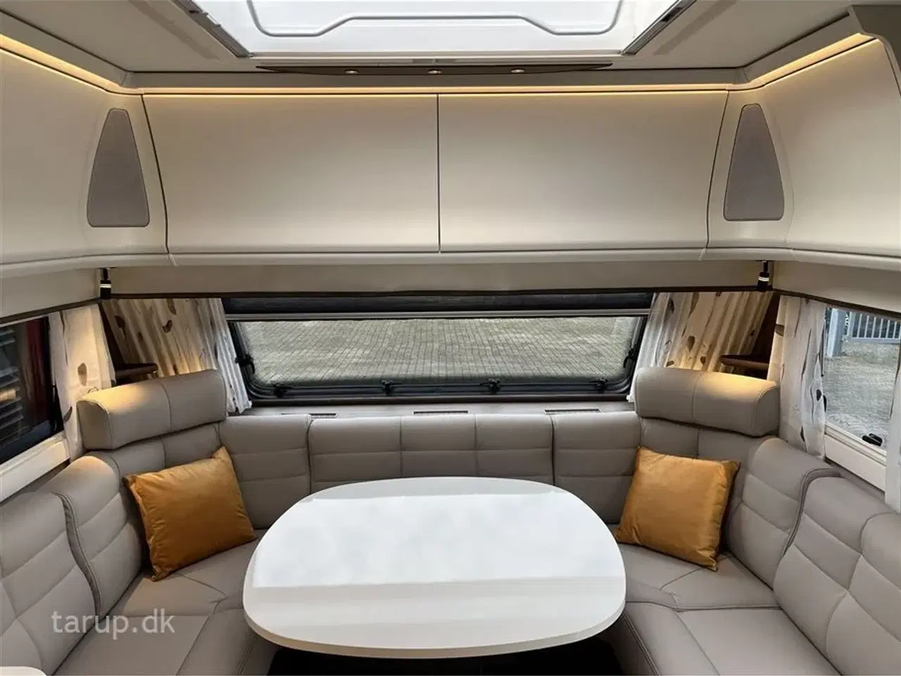 Billede 6 - 2026 - Kabe Smaragd 520 XL KS Premium Line Fransk seng, rundsiddegruppe i beige skind, ALDE centralvarme, vandbåren gulvvarme, stort kompressor køleskab