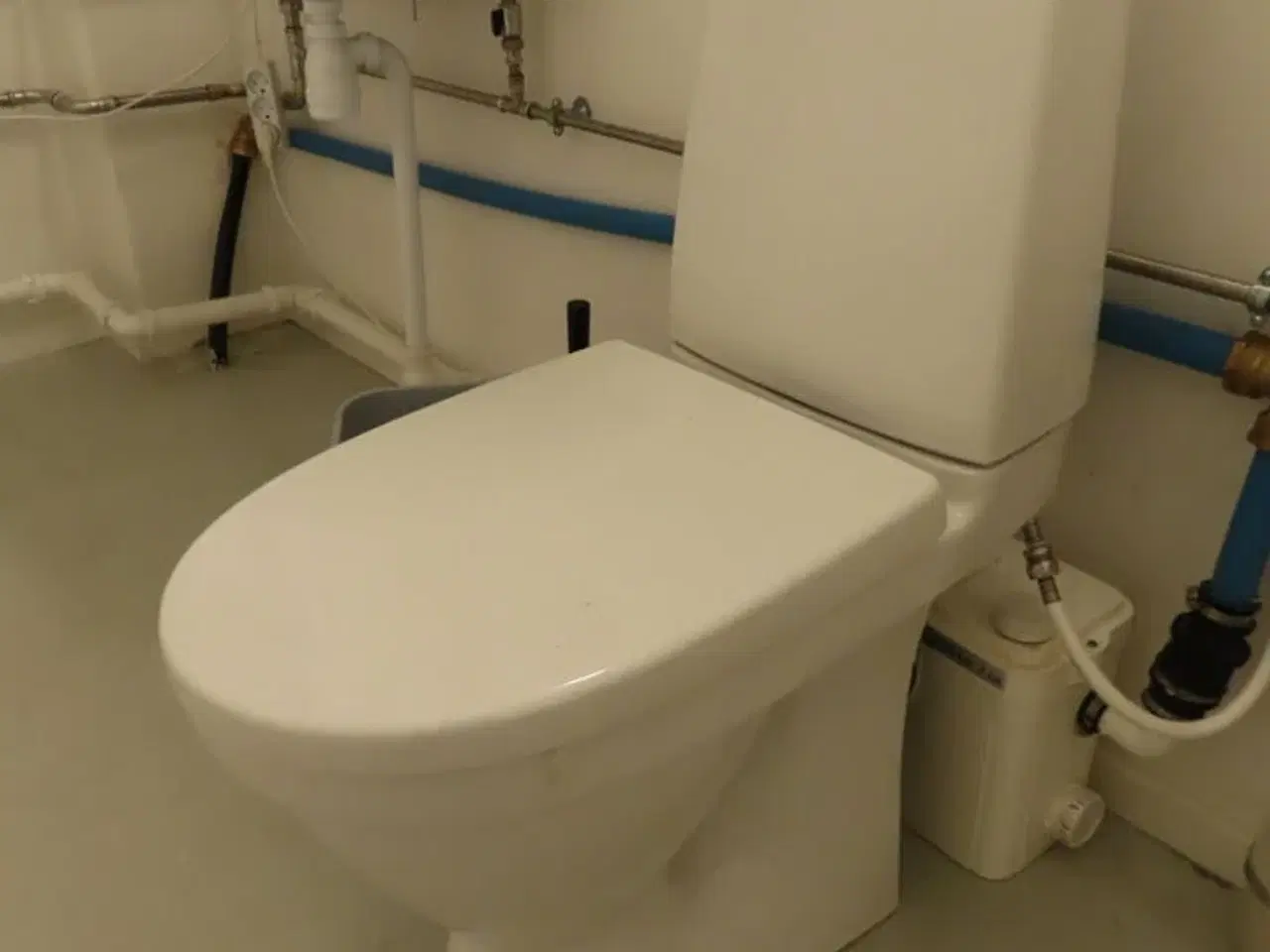 Billede 2 - Toilet, vask og vandvarmer