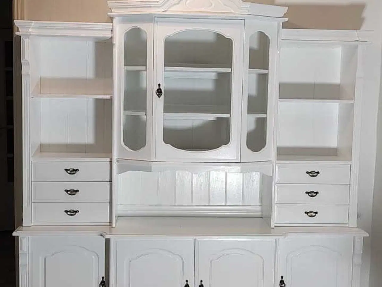 Billede 1 - Ny malet vitrineskab 