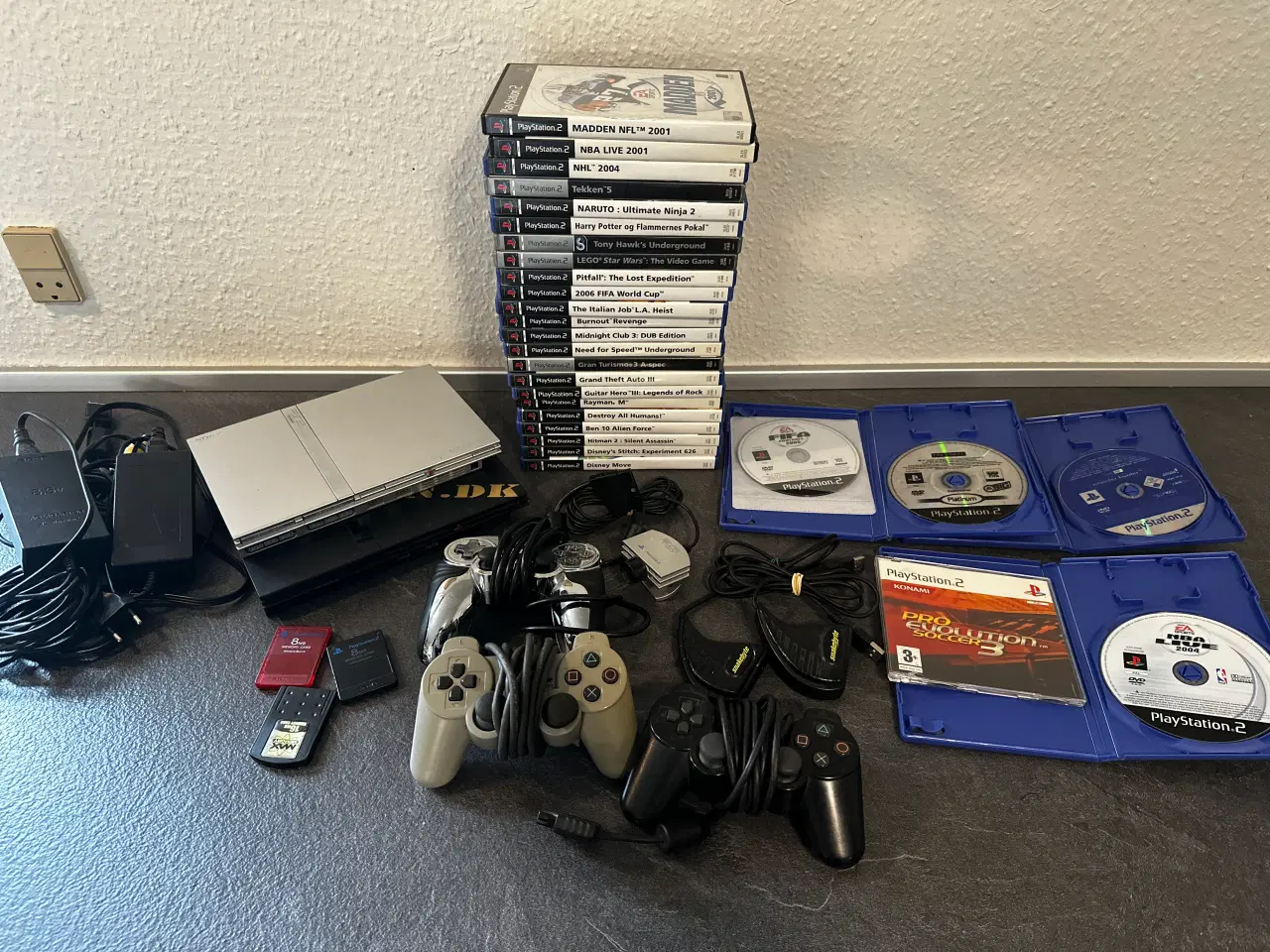 Billede 1 - Playstation 2 Slim pakke med 2 maskiner og 28 spil