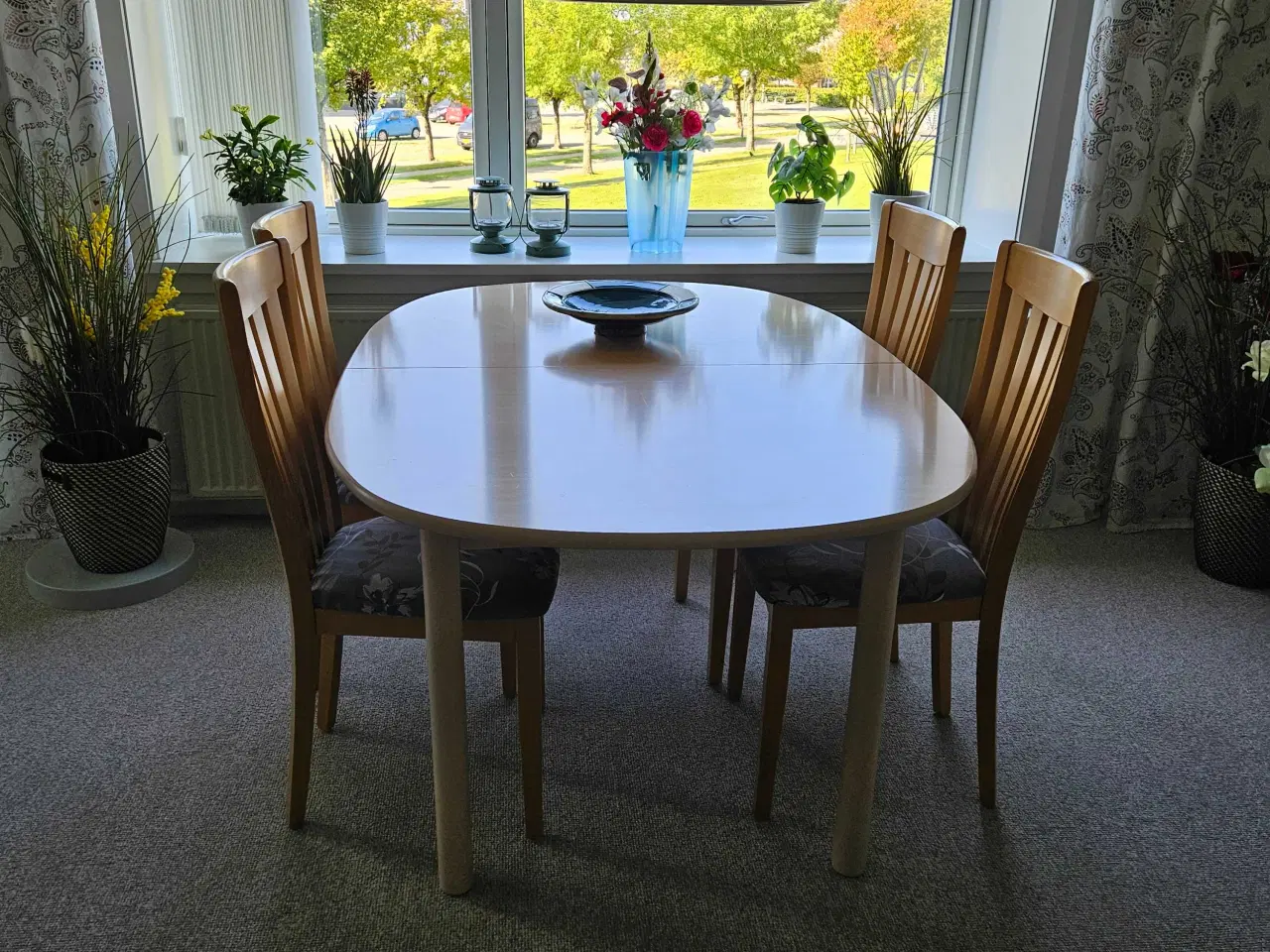 Billede 2 - Spisebord med 6 stole og nyt betræk. 