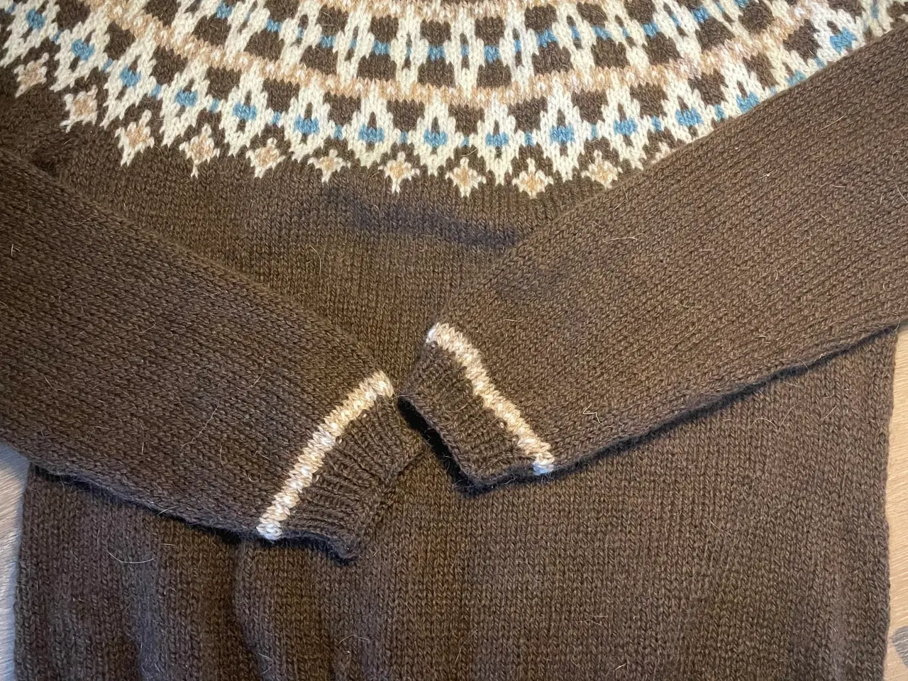 Billede 1 - Strikket sweater i blød uld