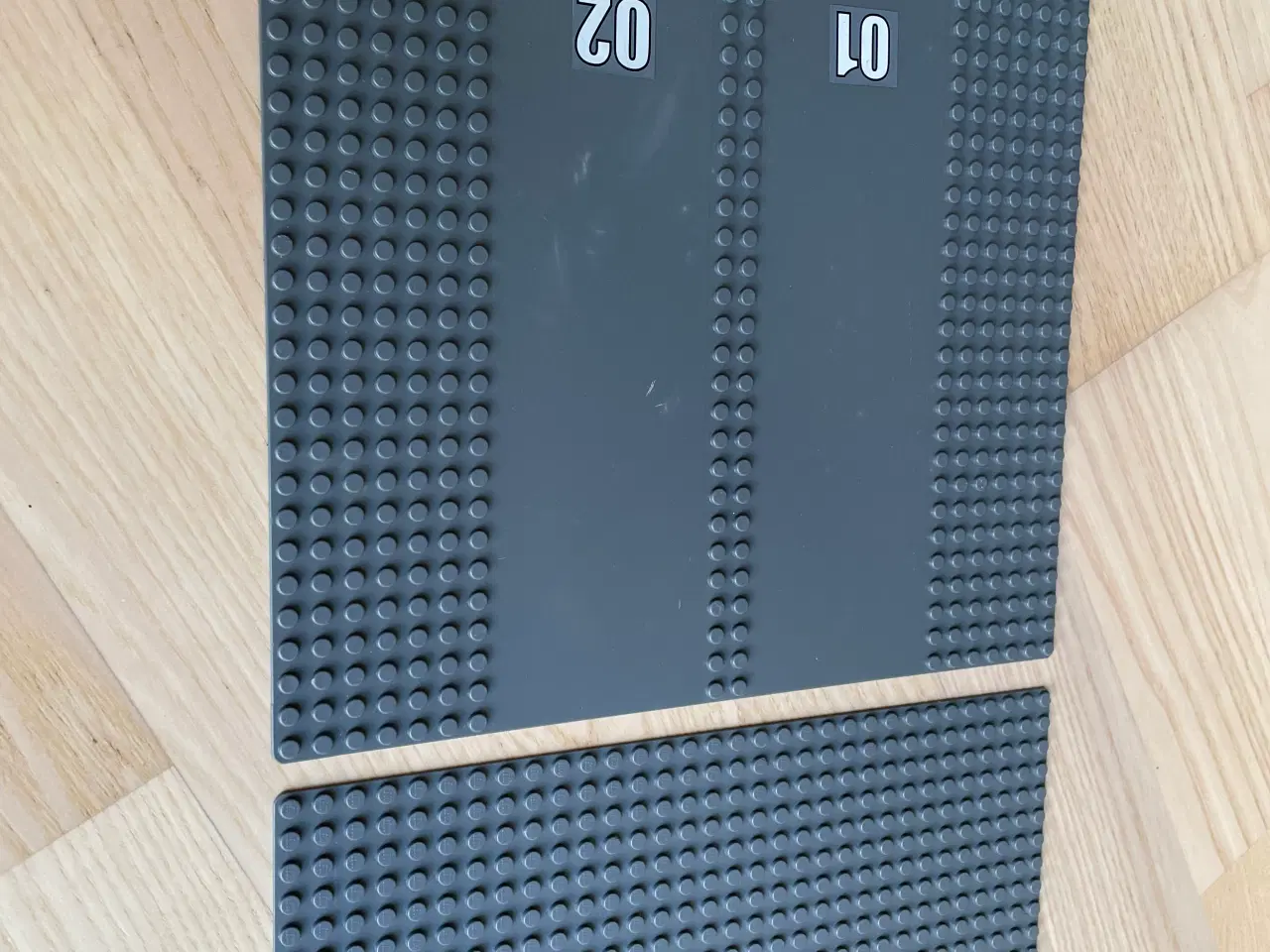 Billede 2 - Lego Duplo stor plade og mindre grå plader 2 stk.