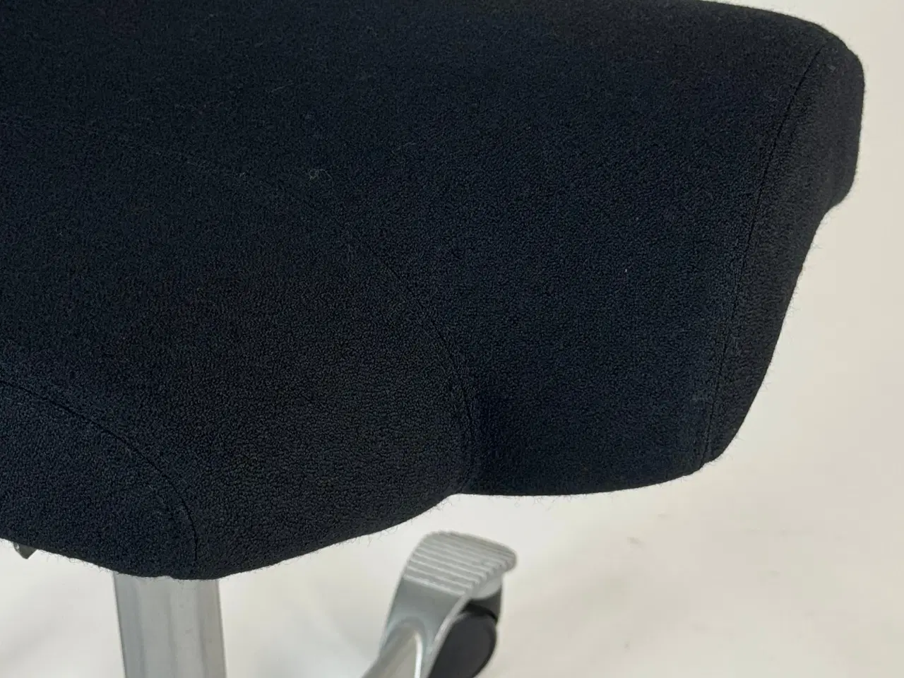 Billede 9 - HÅG Capisco 8106 - 265 mm gaslift - Nypolstret i Sort