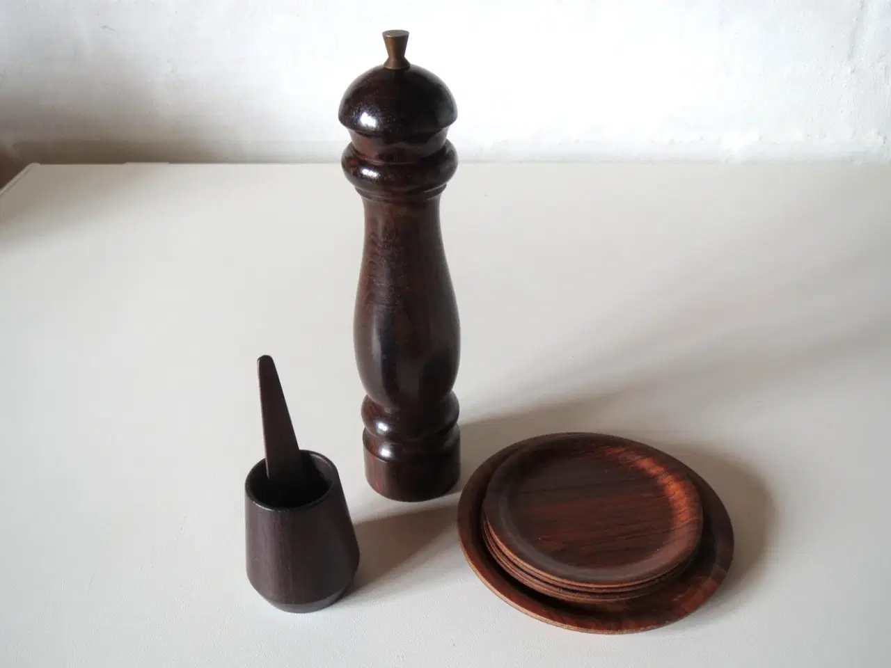 Billede 1 - Mørk træ peberkværn og saltkar med ske - coasters