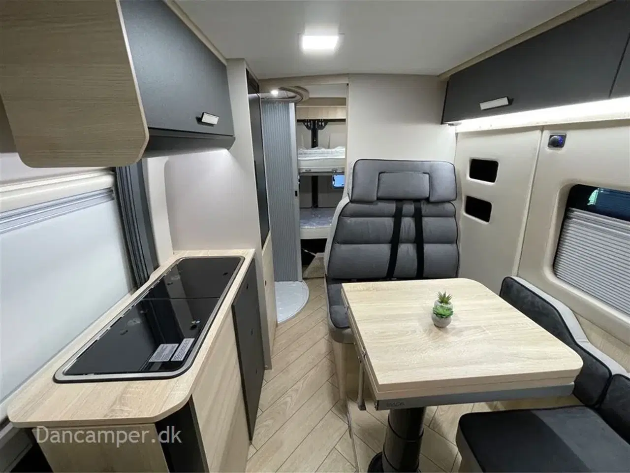 Billede 28 - 2025 - Chausson  SPORT Line   Van som familiecamper med 5 selepladser, pop-up og masser af sovepladser på kun 5,99 m længde.