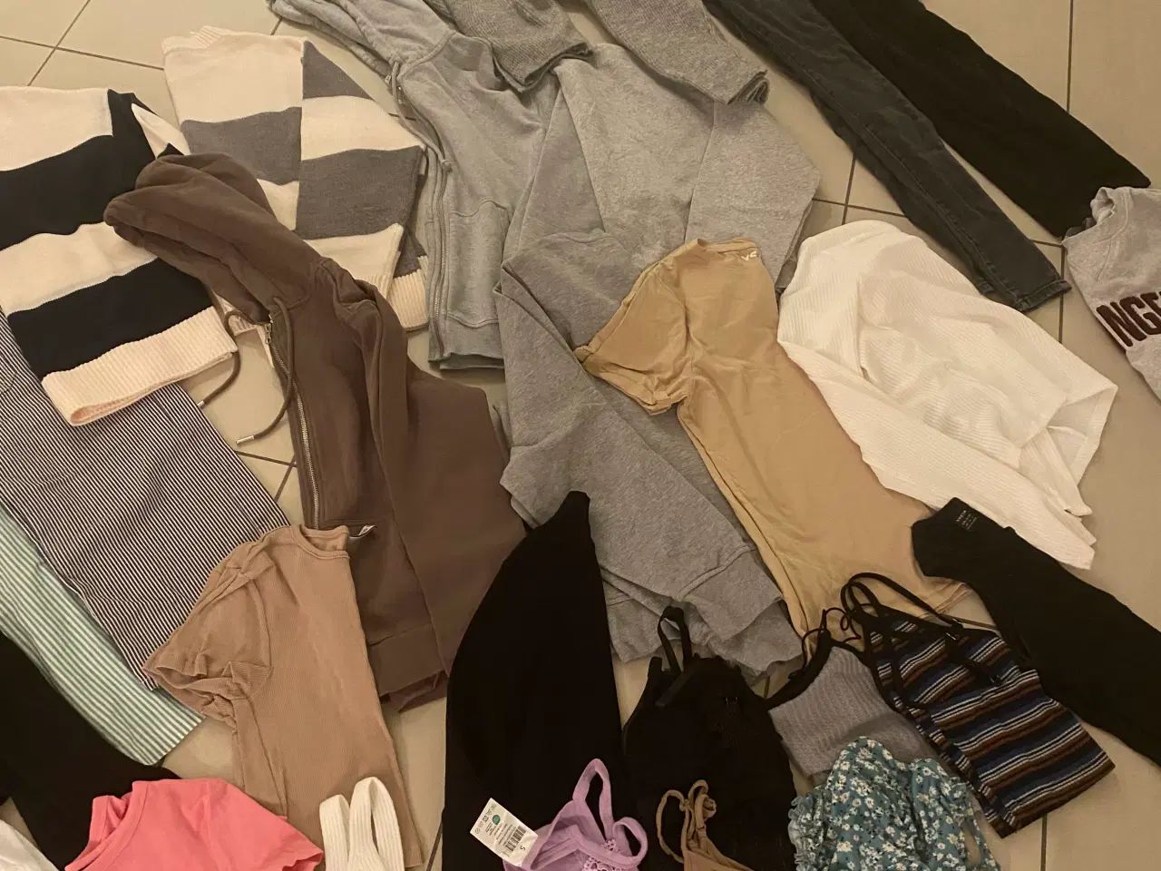 Billede 4 - Tøj str XS/S