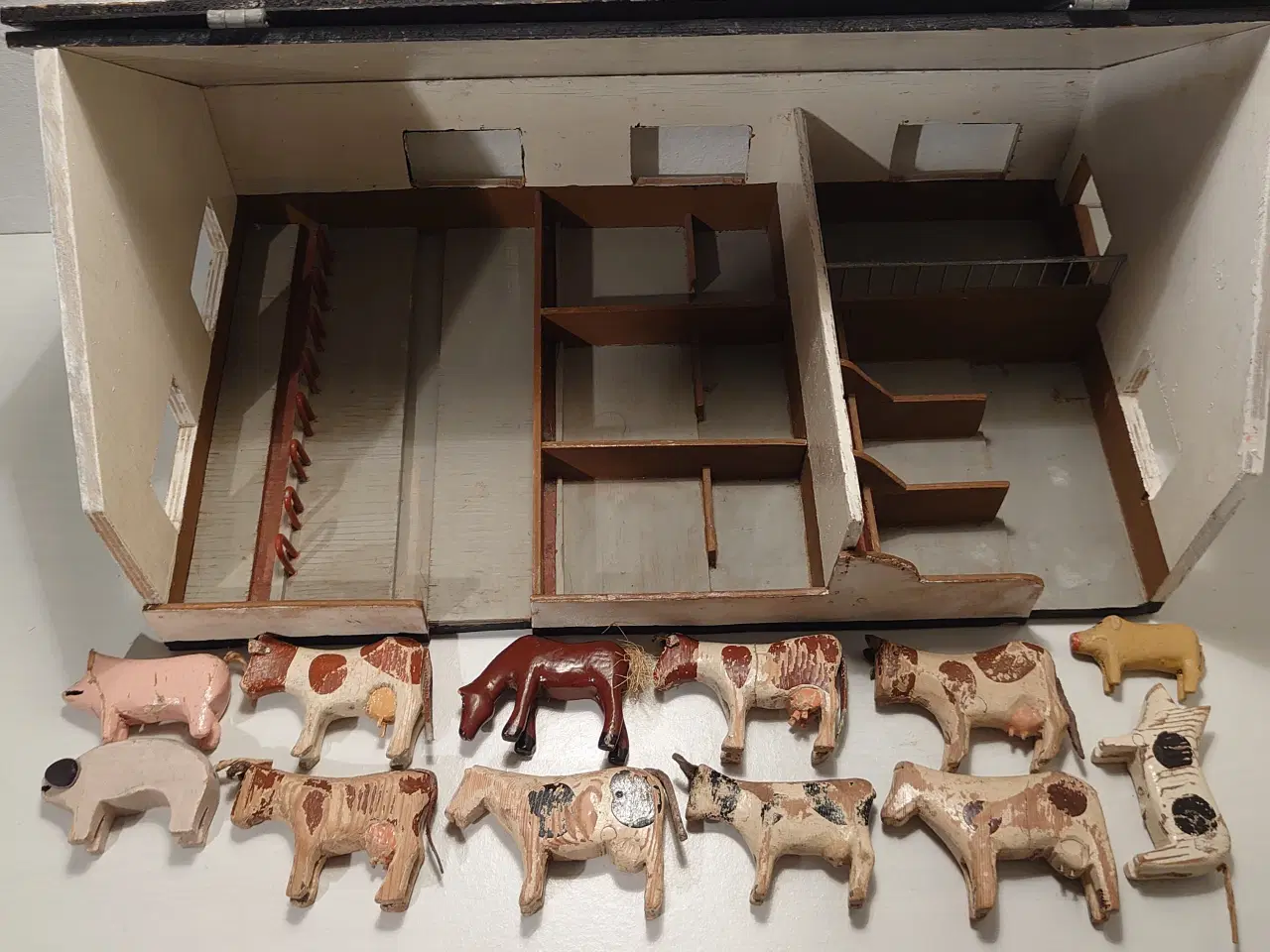 Billede 6 - Fængselslegetøj:Stor stald med 12 trædyr.1930-40
