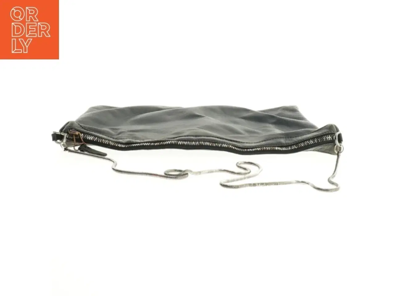 Billede 2 - Sort skuldertaske i læderlook (str. 36 x 26 cm)