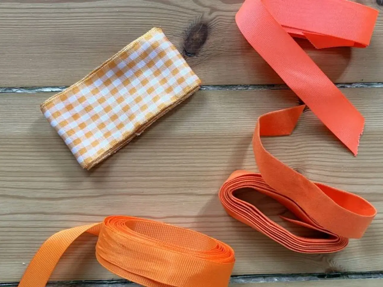 Billede 1 - Orange bånd og sløjfer. 4 forskellige.