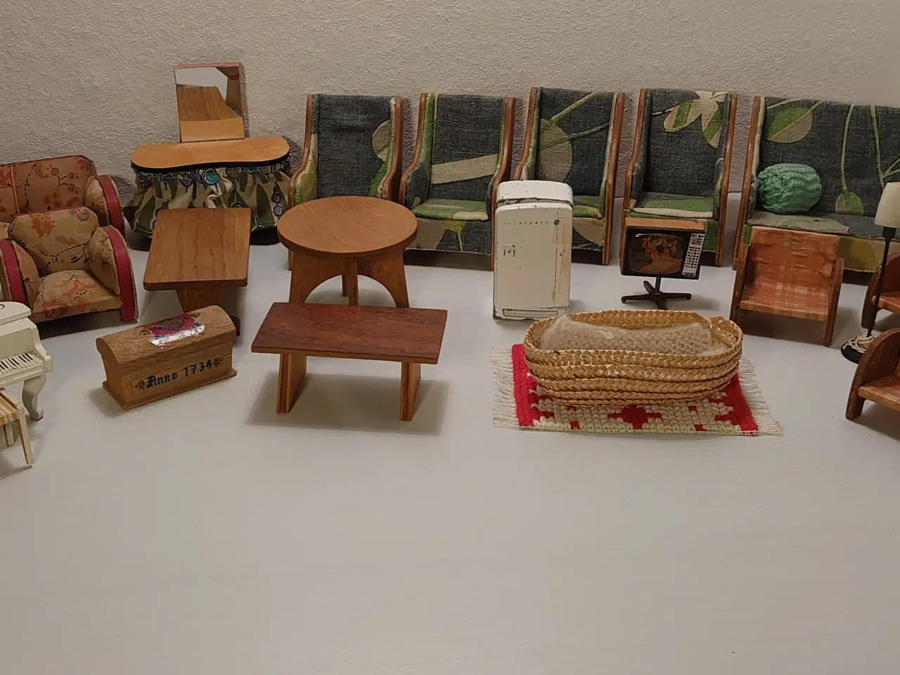 Billede 1 - Vintage dukkehusmøbler i træ mm. 30 dele