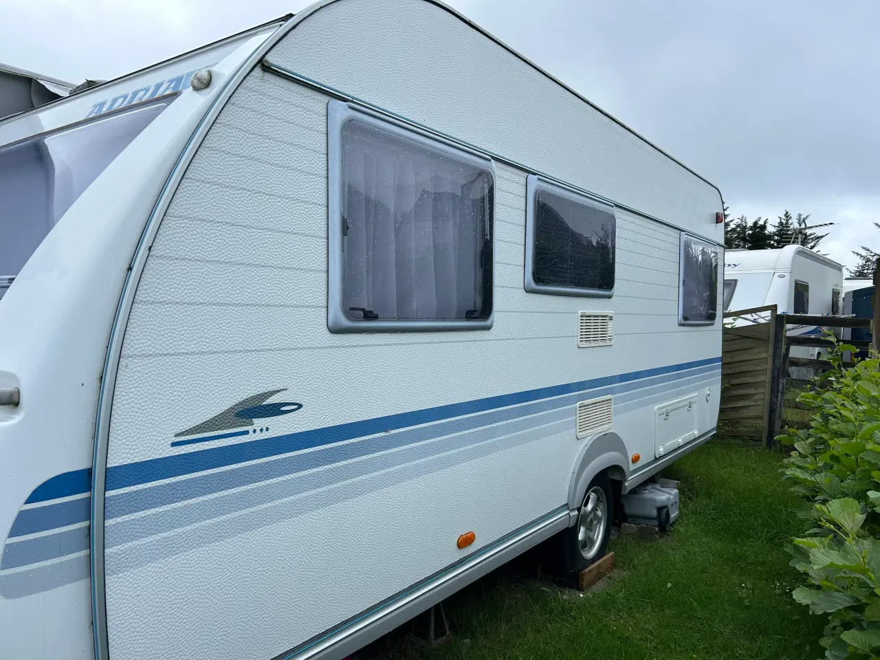 Billede 9 - Fastligger campingvogn med stor fortelt 