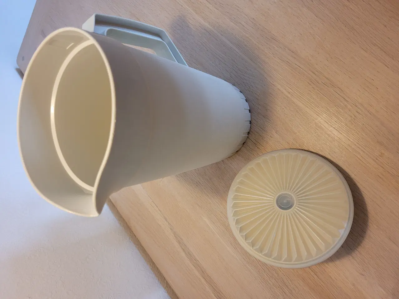 Billede 3 - Tupperware kande med tryk låg gl. model