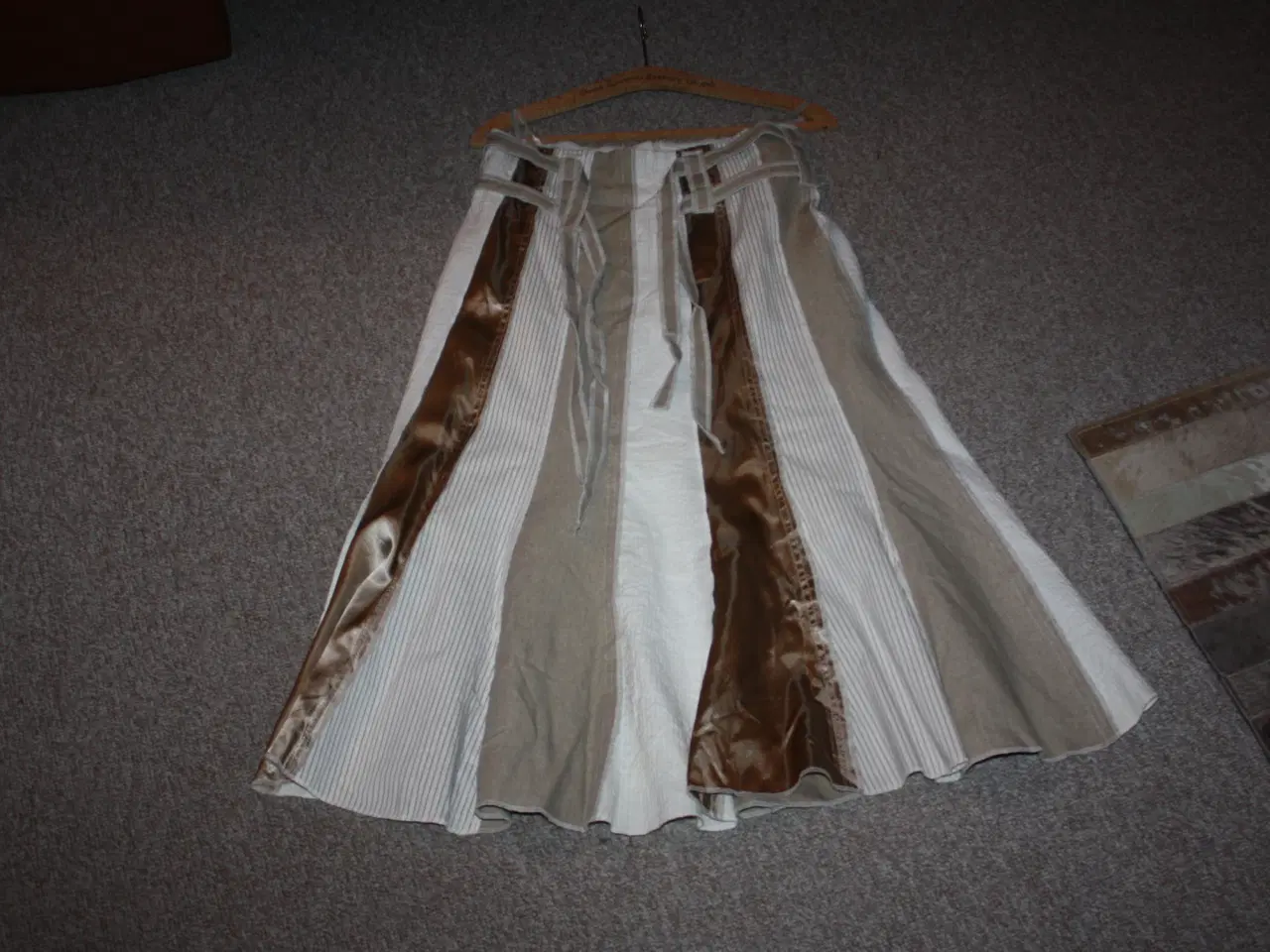 Billede 4 - 2 Biz nederdel str. 38 brugt 1 gang