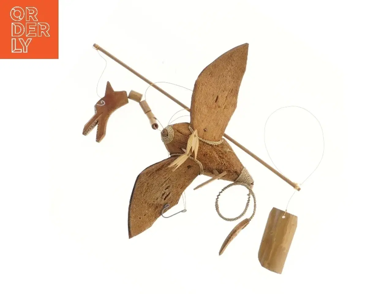 Billede 2 - Kokosnød flyve kunst med vinget figur (str. 30x35 cm)