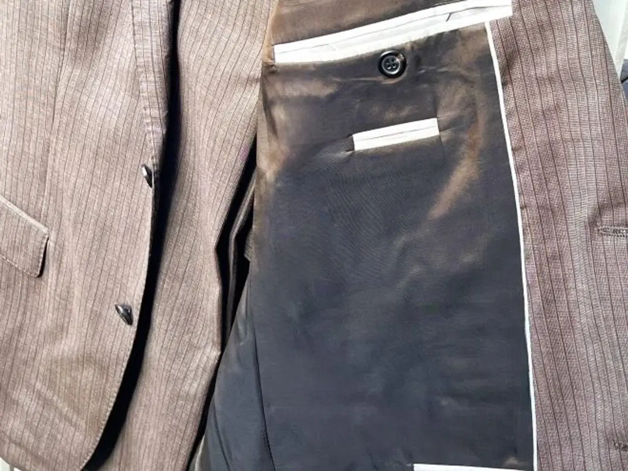Billede 3 - Brunt Hugo Boss jakkesæt med smalle striber