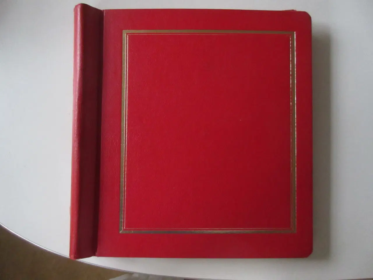 Billede 1 - Rød springbind (brugt til en Danmark samling)