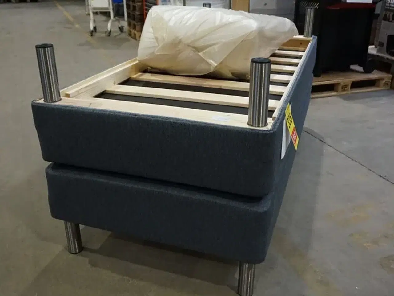 Billede 3 - Nordisk Fjer boxmadrasseng med stålben og top 180x200 cm