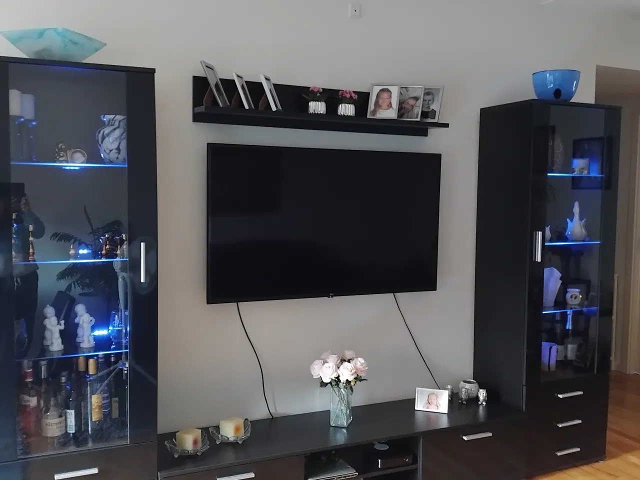 Billede 1 - Flot reol med lys