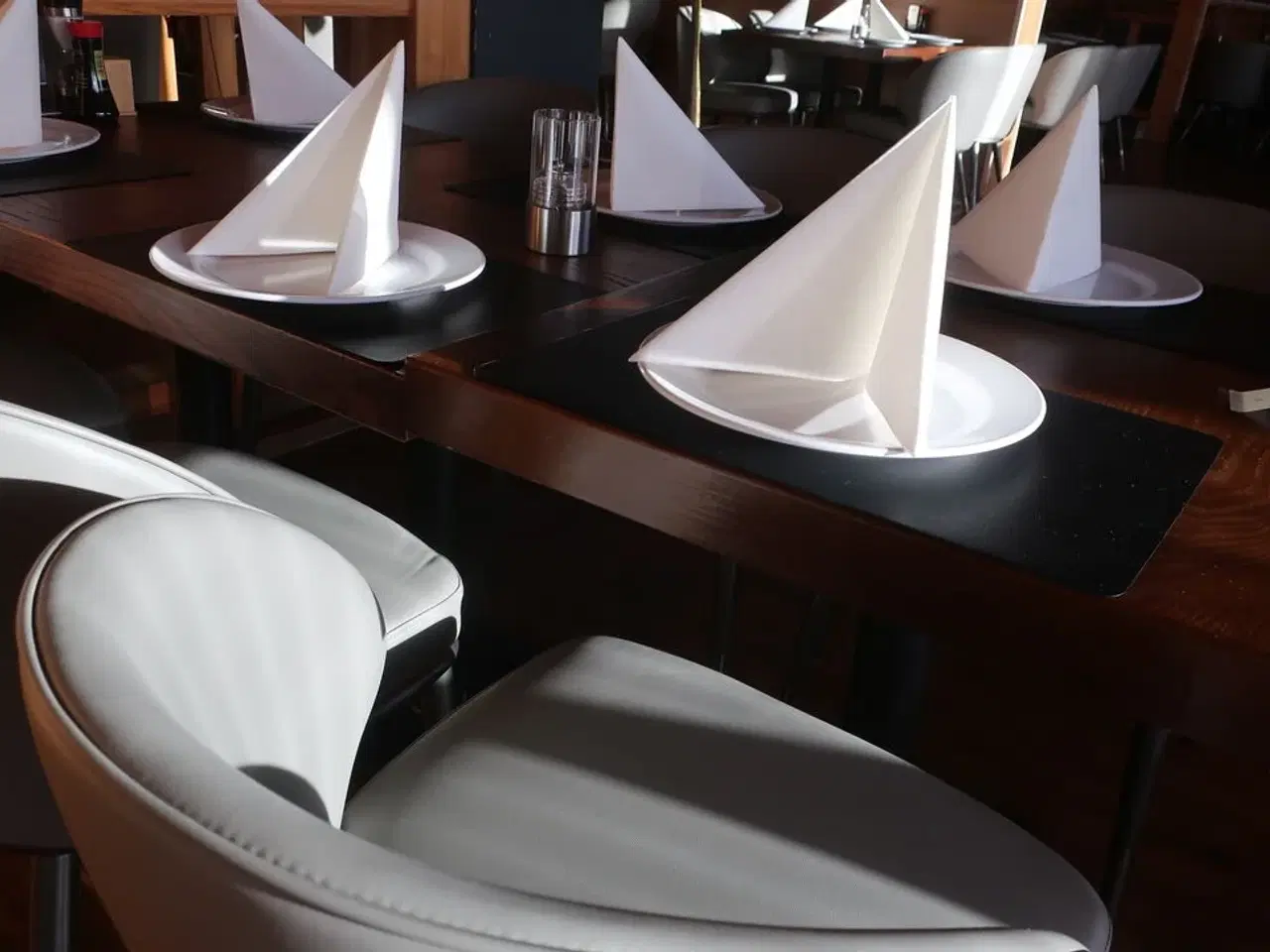 Billede 3 - 2 borde og 6 nye stole