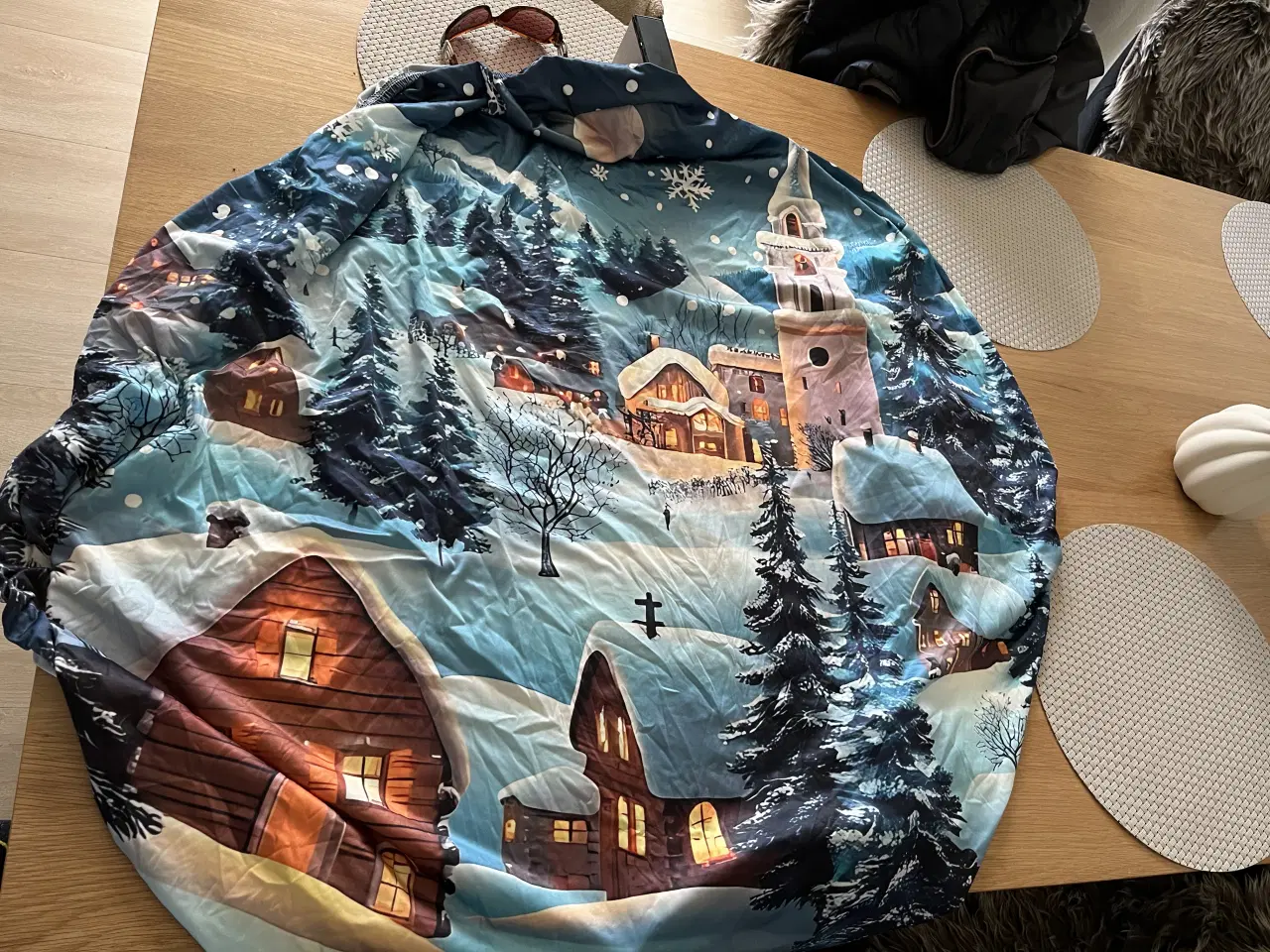 Billede 2 - Voksdug med elastik og juledug med elastik 