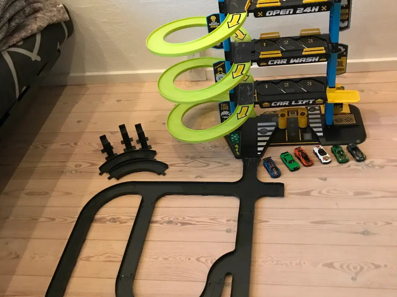 Billede 1 - Bilgarage i 3 etager med ekstra bilbane