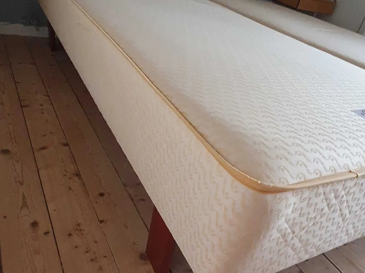 Billede 1 - 2 Boksmadrasser med ben