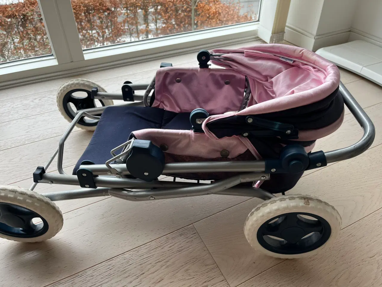 Billede 3 - Sød dukkevogn i mørkeblå/lyserød