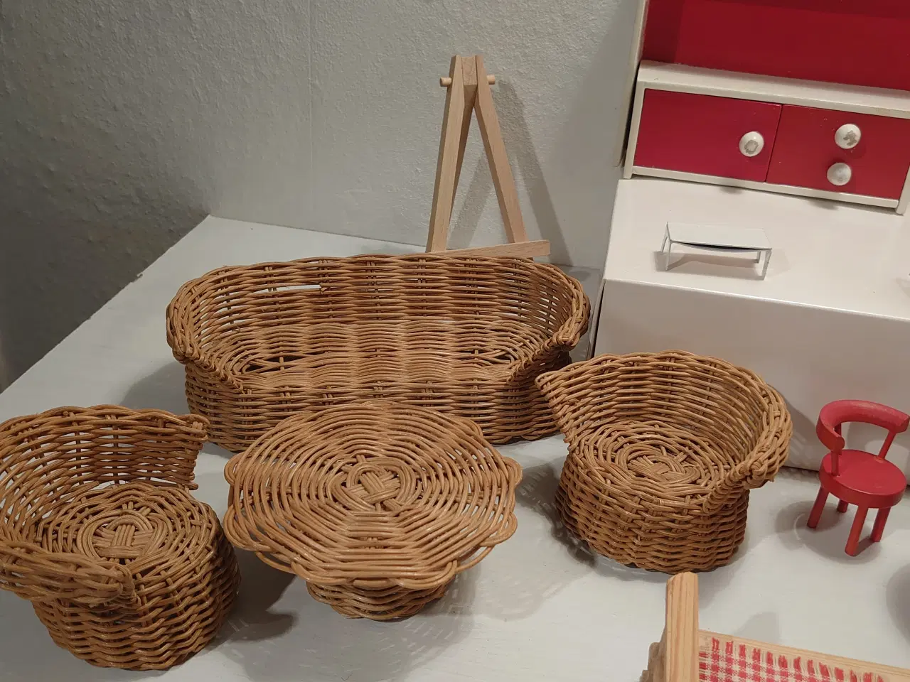 Billede 4 - 35 dele vintage dukkehusmøbler i træ og blik. 