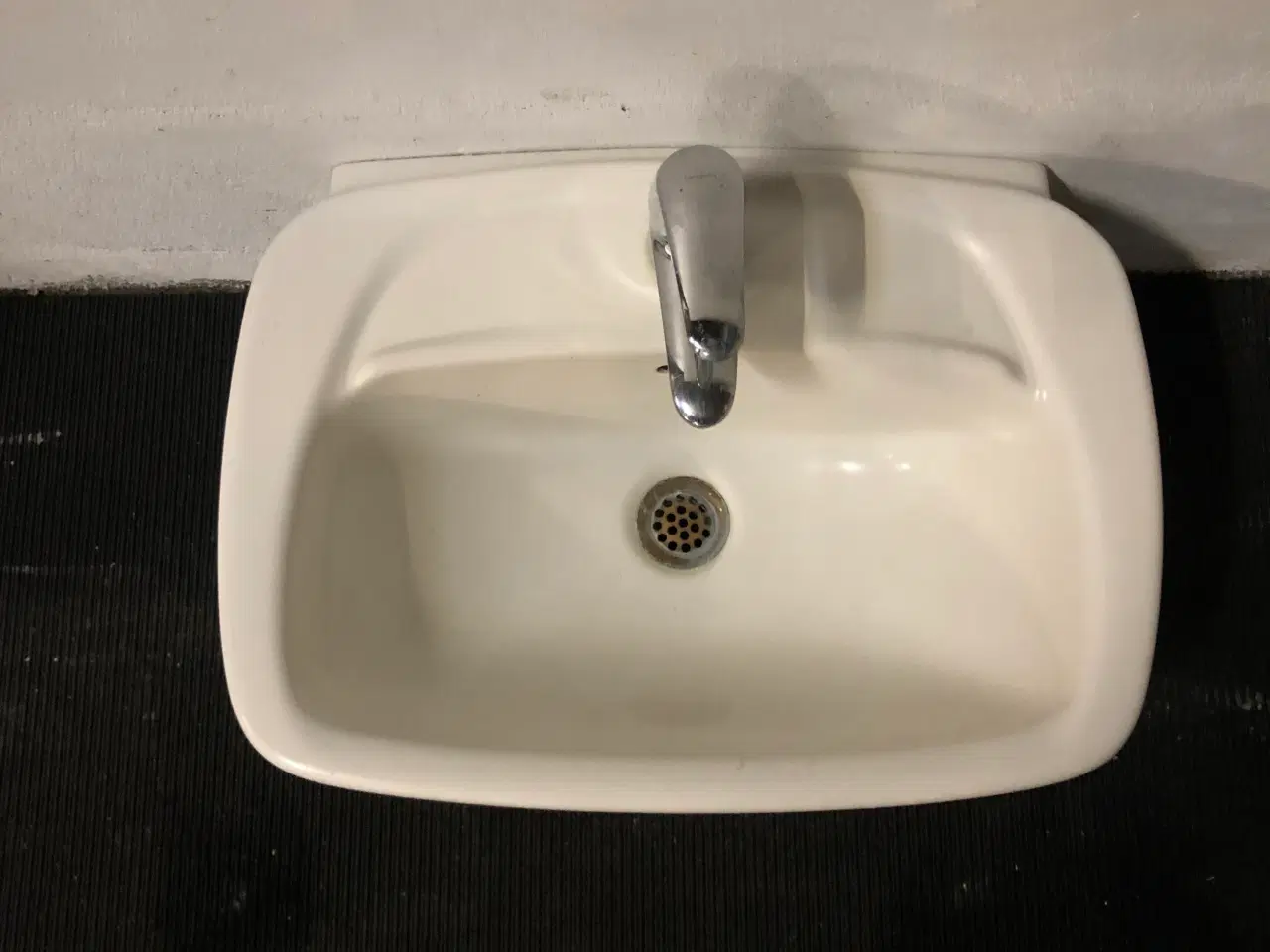 Billede 3 - Håndvask med armatur fra hans grohe 480 x 365 x 235 mm, hvid