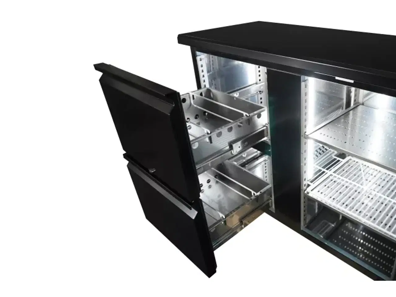Billede 4 - Sort Bar-Køler med 3 Døre & 2 Skuffer – 698 L