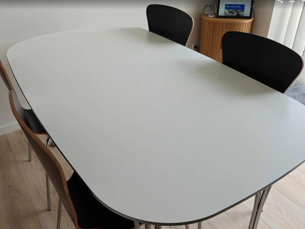 Billede 4 - Vesterby Spisebord med 4 skal stole