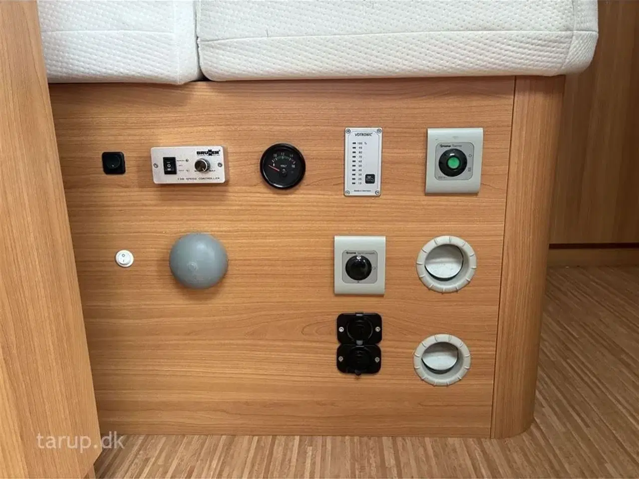 Billede 14 - 2013 - Knaus Sport 450 FU   Fast monteret Thule markise, rundsiddegruppe, mover, Isabella sunshine, stabilisator, aircondition, varmtvand, udvendigt gasudtag og EL.