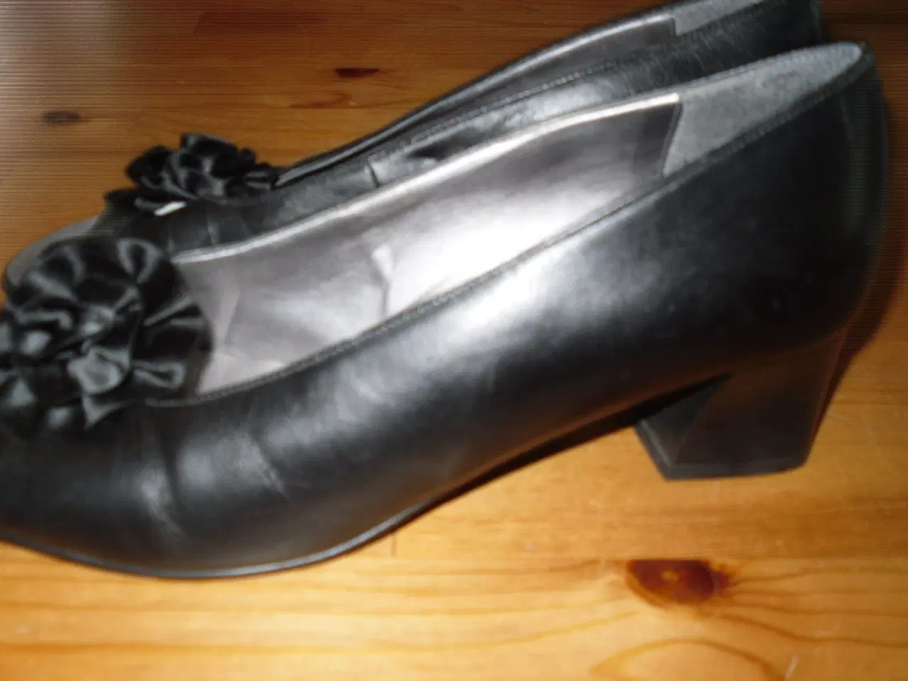 Billede 1 - Søde sorte sko. Str 38 Mrk. Jasmin.