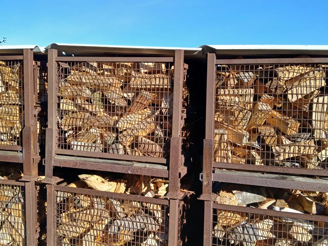 Billede 4 - Fyringsklar kløvet grantræ